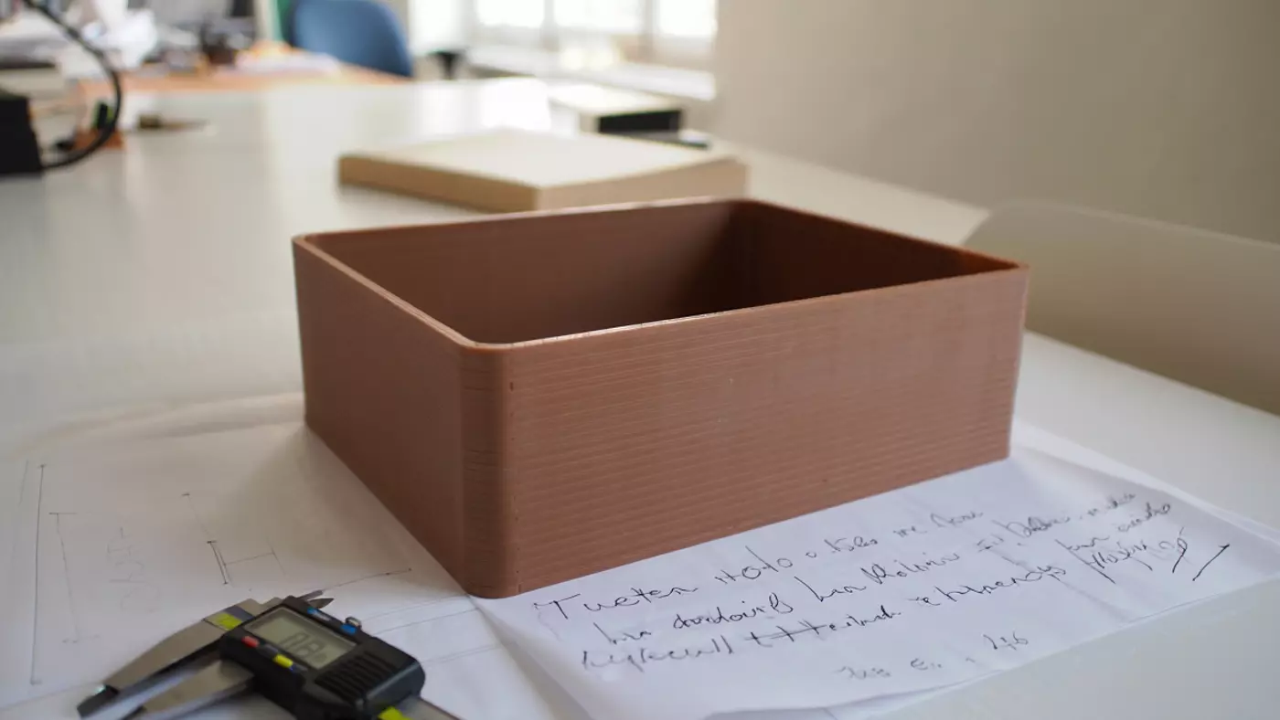 3D printet prototype med skydelære og målnoter